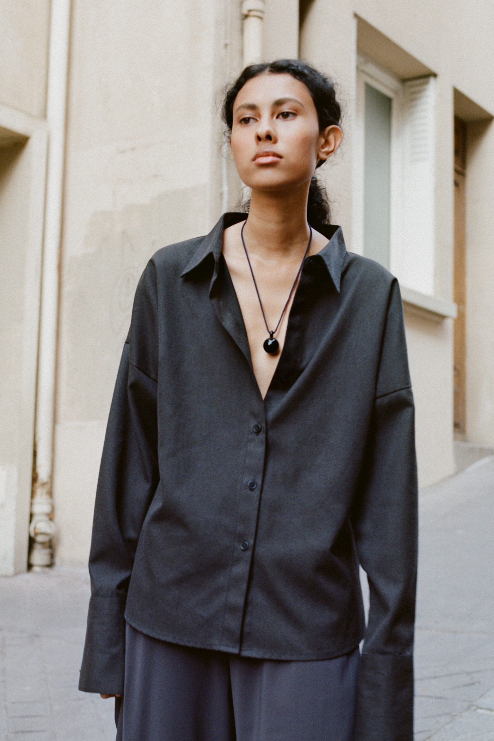 ANNIKA INEZ GLASS DROP PENDANT black - ネックレス – RIZZI B
