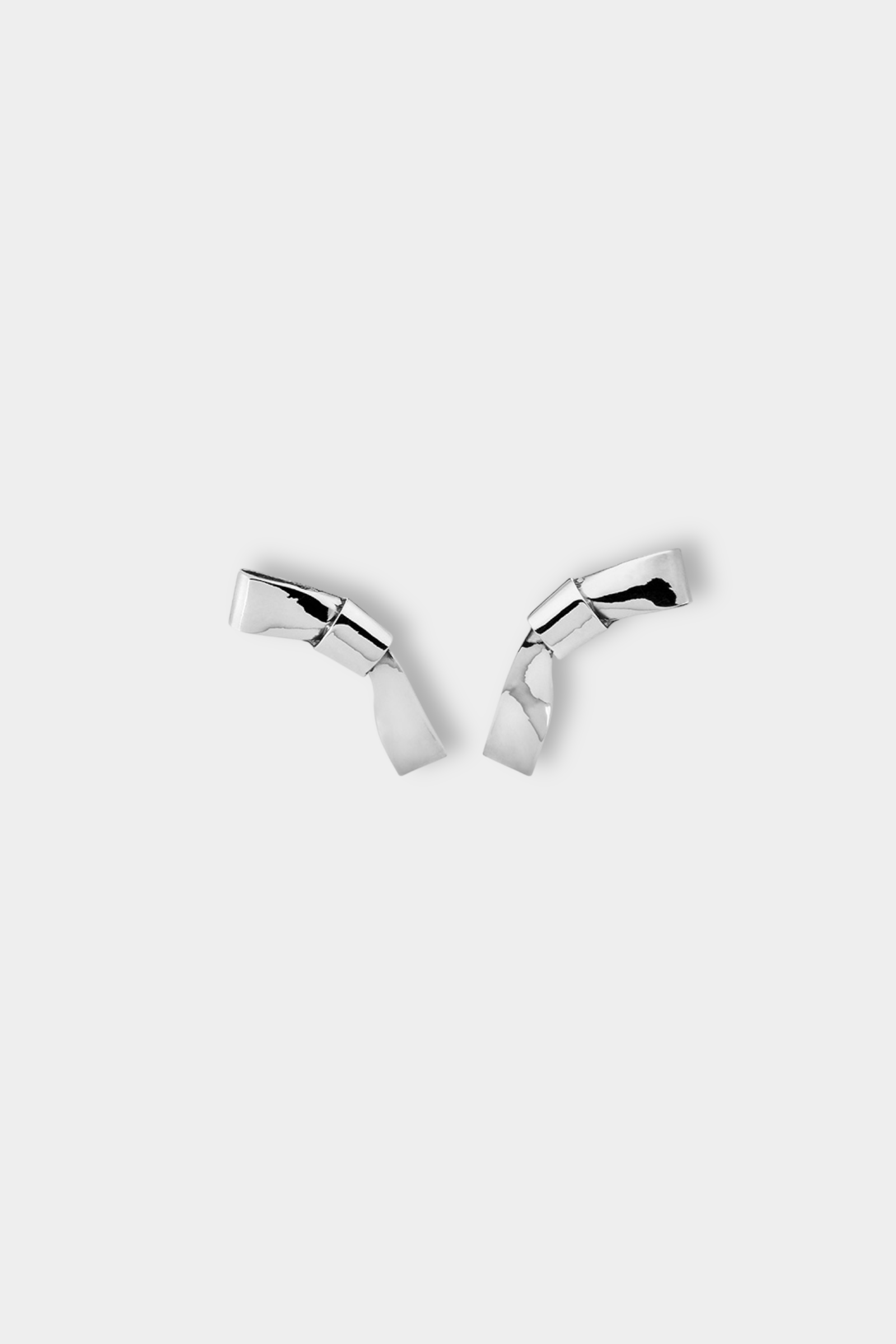 ANNIKA INEZ アニカイネズ SILVER SMALL CRAVAT STUDS ピアス ANNIKA INEZ CRAVAT STUDS small silver - ピアス – RIZZI B