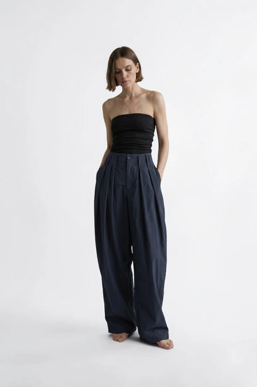 MID RISE PLEATED BARREL PANTS  navy