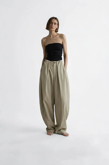 MID RISE PLEATED BARREL PANTS  tan